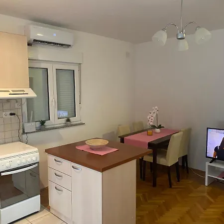 Ante Apartment *